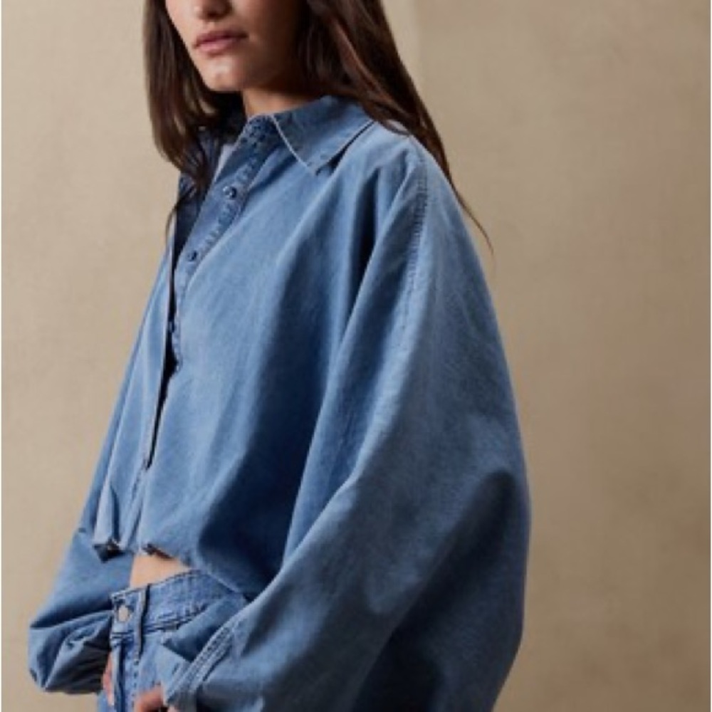 EUC Banana Republic Denim Blue Button-Up Cropped Shirt - M